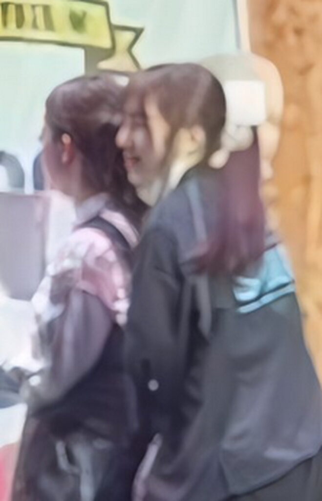 シュシュ女 笑顔
