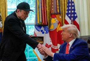 イーロンマスク トランプ 毎日新聞